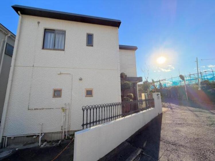 外観 【前面道路】前面道路は閑静な住宅地をはしる車通りの少ない道路。 