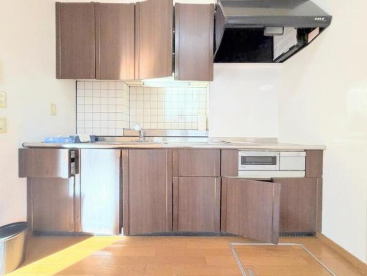 キッチン ●〇新しいキッチンは気分も上がり、家事も楽しくできそう。お手伝いをしてくれるお子様と並んで立てるキッチンは、ご家族のコミュニケーションを育む場として活躍します。収納力が高い事も大事なポイントです〇● 