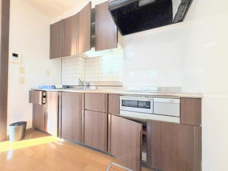 キッチン ●〇家族で並んでクッキング。皆でわいわい楽しく作るお料理は愛情たっぷりのごちそうに。キッチンで過ごす家族時間は大人になっても心に残る素敵なオンリーワンの思い出に。食後の片付けも苦にならない空間です〇● 