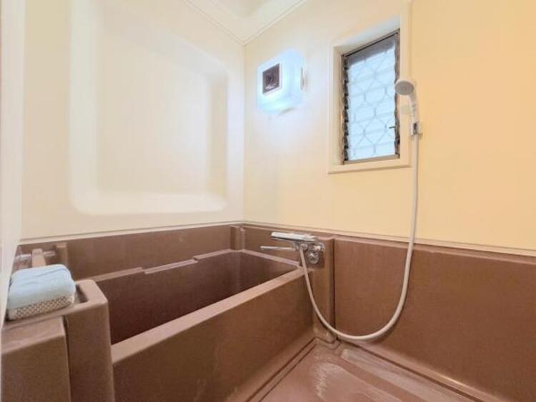 風呂 ●〇ユニットバスはゆったりとくつろげる1坪タイプ。足までしっかりと伸ばせる浴槽は心身ともにしっかりと疲れを癒してくれます。お子様と一緒の入浴でも充分な広さです。バスルームは疲れを癒すくつろぎの場所〇● 