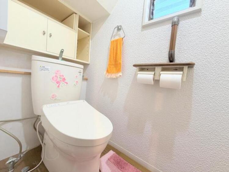 トイレ ●〇ゆとりをもった広さ、白ベースに清潔感ある空間です。もちろんウォシュレットも完備しております。小物を収納するスペースがあるのも良いですね。毎日頻繁に利用する大切な空間だからこそ、こだわりたいです〇● 