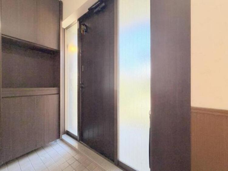 その他 ●〇お客様を迎える玄関は落ち着いた雰囲気。帰る度に洗練されたテイストの空間に迎えられ誇りと喜びを感じる玄関まわりです。そんな安らぎに満ちた生活空間を予感させる生活イメージが湧き出てきそうな物件です〇● 