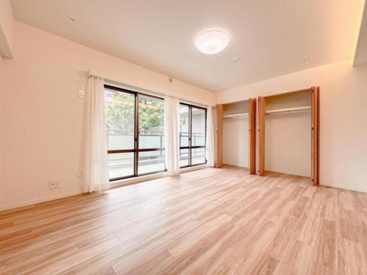 内装 採光を確保した明るい室内は風通しも良く穏やかな時が流れます！様々な生活スタイルにも対応可能な間取り。採光もアクセントの一つとして。この明るい好みの空間で読書をしたり、音楽を聞いたりと一人の時間も充実！ 