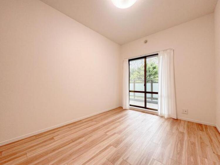 内装 自分の時間を充実させながら心豊かにできるプライベート空間！！穏やかな寛ぎを届ける仕様のゆとりある居室。個室のお部屋が欲しいという要望に応える設計で、過ごす時間が長くてもゆったり落ち着いて過ごせそう！！ 