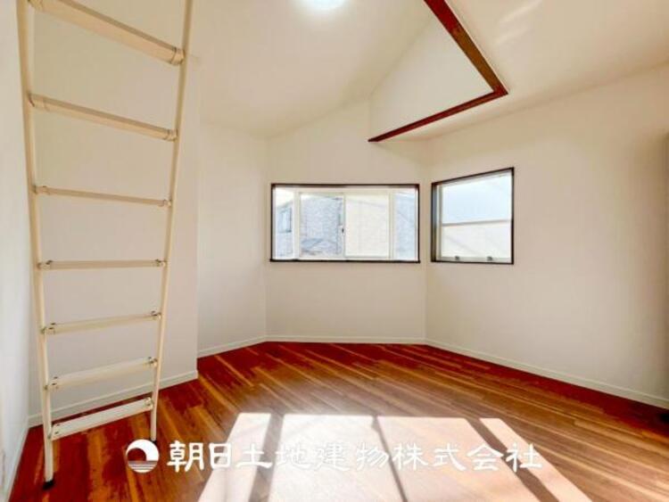 内装 【居室】大切なご家族、招いた友人と過ごす大切な時間を差し込む光が優しく包み込む空間。大切な人とともに、心穏やかに過ごすひとときを味わってください。