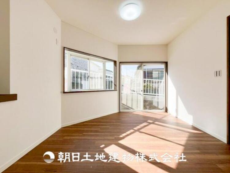 居間 【リビング】1日の中で最も長い時間を過ごすことになるリビングだからこそ、いつも笑顔があふれる空間であるように。広々とした空間から幸せな未来を。