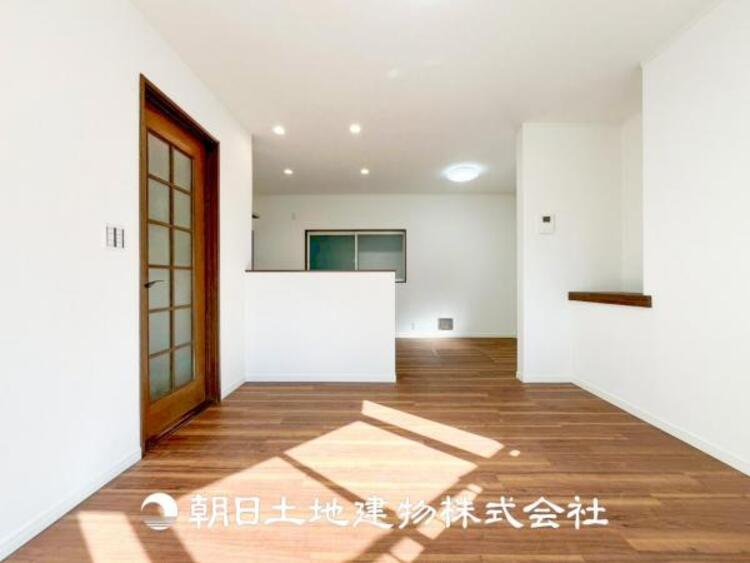 居間 【リビング】リビングにはみんなが集い、食事や楽しい会話が始まる。話に夢中になりすぎて、ついつい時を忘れてしまう。そんな束の間の幸せを感じさせてくれる場所。お子様の勉強スペースとしても活用できます。