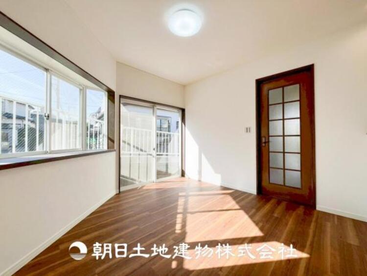 居間 【リビング】大切なご家族、招いた友人と過ごすひと時を溢れる光が優しく包み込む空間。大切な人とともに、心穏やかに過ごすひととき。家族との時間、自分の時間を大切にできる空間を作りました。