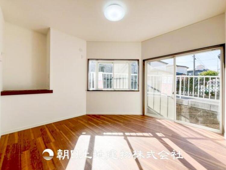 居間 【リビング】開放的で明るい空間が広がるLDK。リビングには暖かな太陽が降り注ぎ、爽やかな住空間です。お友達を呼んでお茶をしたり、一緒に料理を楽しみながら楽しい時間を。