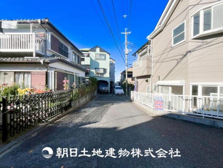 外観 【前面道路】 車通りの少ない閑静な住宅街に位置しております。車庫入れもゆとりある良好な環境で、子育てへの安心感と家族で遊べる自然が身近な嬉しい立地です。