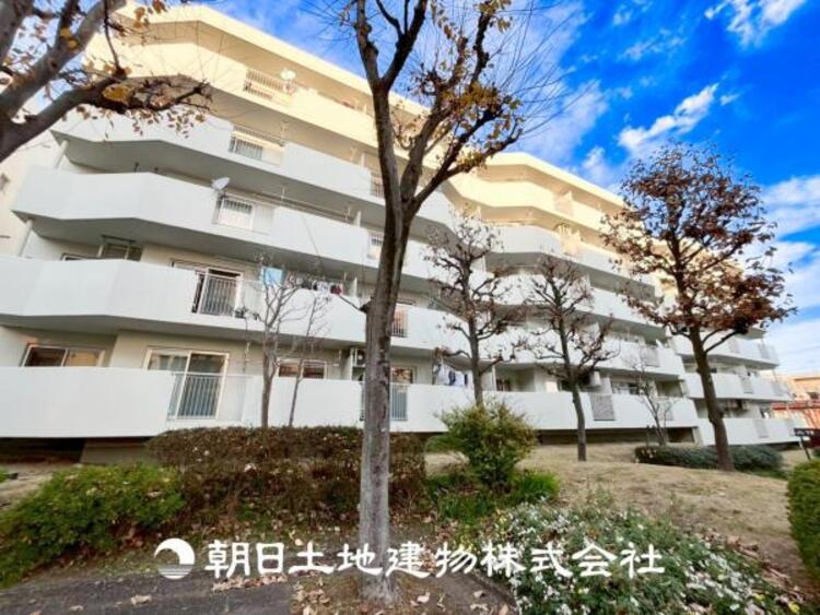 外観 【外観写真】表現された空間はたくさんの光を浴び、風を感じ、暮らしの時間を豊かにしてくれます。デザインされた空間と競い合うかのような充実した建物と共に大切な家族の思い出を刻んでいきます。