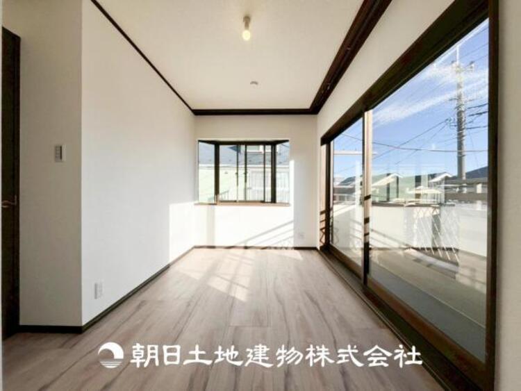 内装 【居室】ご自宅で快適に過ごす条件は、一人ひとり違います。個性が強すぎないシンプルな内装とシンプルなデザインで統一しております。居住していく中であなただけの【幸せマイホーム】を創り上げて下さい。