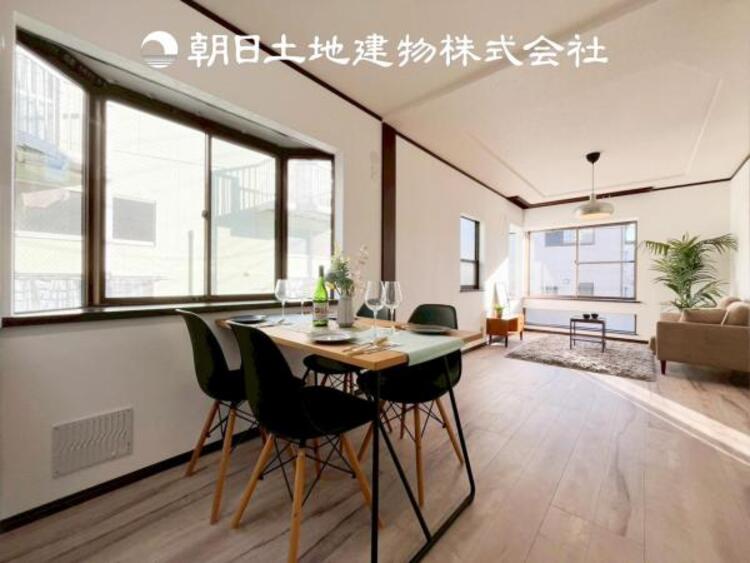 居間 【リビング】1日の中で最も長い時間を過ごすことになるリビングだからこそ、いつも笑顔があふれる空間であるように。広々とした空間から幸せな未来を。