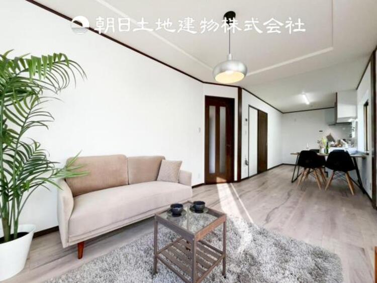 居間 【リビング】大切なご家族、招いた友人と過ごすひと時を溢れる光が優しく包み込む空間。大切な人とともに、心穏やかに過ごすひととき。家族との時間、自分の時間を大切にできる空間を作りました。