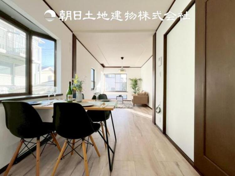 居間 【リビング】開放的で明るい空間が広がるLDK。リビングには暖かな太陽が降り注ぎ、爽やかな住空間です。お友達を呼んでお茶をしたり、一緒に料理を楽しみながら楽しい時間を。