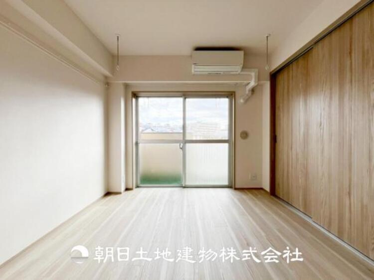 内装 【居室】爽やかな空間演出とセンス良く纏められた室内は良質な寛ぎ空間。そこで暮らす大切な人達のことを考え造りこんだ空間は日々の生活に安らぎを与えてくれます。