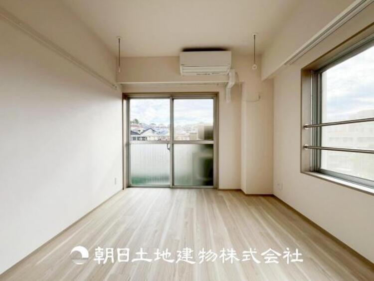 内装 【居室】大切な家族一人ひとりの大切な個別空間。趣味・感性で個性的に飾って頂けるようシンプルに仕上げてあります。自分時間を充実させながら心豊かなひとときを過ごすための大切な空間。