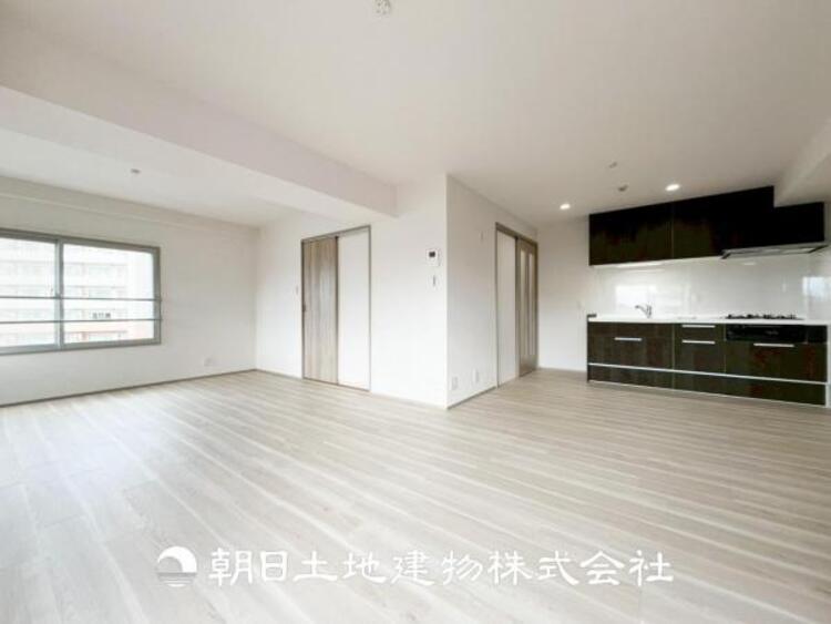 居間 【リビング】1日の中で最も長い時間を過ごすことになるリビングだからこそ、いつも笑顔があふれる空間であるように。広々とした空間から幸せな未来を。1日の中で最も長い時間を過ごすリビングは、笑顔があふれる空間です。広々とした空間から幸せな未来を。