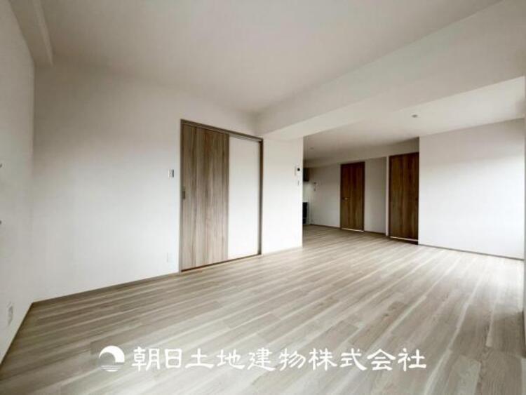 居間 【リビング】開放的で明るい空間が広がるLDK。リビングには暖かな太陽が降り注ぎ、爽やかな住空間です。お友達を呼んでお茶をしたり、一緒に料理を楽しみながら楽しい時間を。