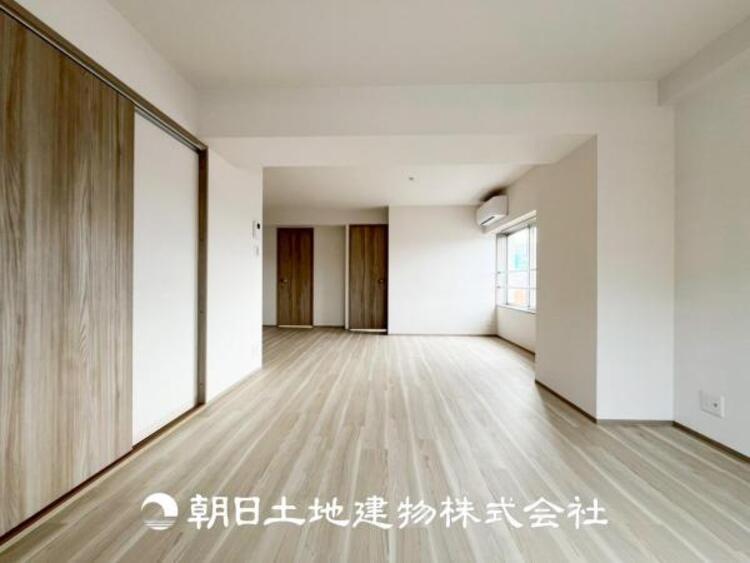 居間 【ダイニング】温かい色合いのフローリングと清々しい爽やかなクロスが明るい空間を創り出しているダイニングキッチン。ゆっくりと過ごす空間に相応しく、ここで楽しむ時間が家族や友人との絆をより深めてくれそうです。