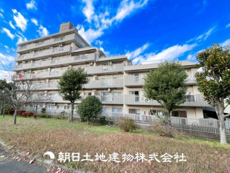 外観 【外観写真】表現された空間はたくさんの光を浴び、風を感じ、暮らしの時間を豊かにしてくれます。デザインされた空間と競い合うかのような充実した建物と共に大切な家族の思い出を刻んでいきます。