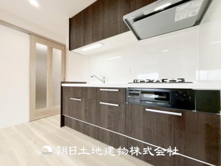 キッチン 【キッチン】仲良しなご夫婦、お子様、みんなでお料理ができる程の贅沢なスペースを実現したキッチンとなっております。みんなで作った料理を召し上がりながらの会話は盛り上がること間違いなしです。