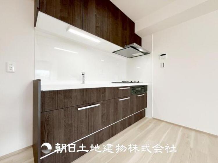 キッチン 【キッチン】日々の生活における家事の動線やリビングとの往来のしやすさに配慮し、お食事の準備や後片付けなどの家事を少しでも楽にするキッチンスペースを目指しました。毎日使う場所だからこそ。ストレスなく使えて、居心地が良くないといけないと思います。