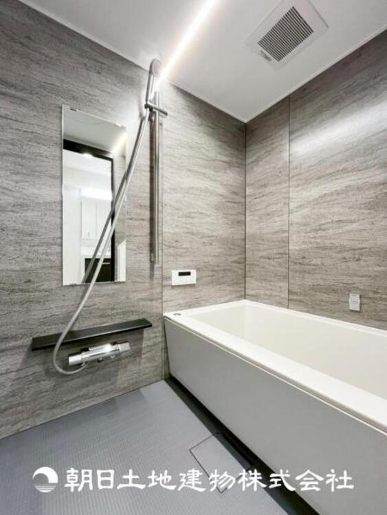 風呂 【浴室】上品な色合いが魅力のバスルームは、ほっと落ち着く空間を作り出しています。広々とした浴槽で体を癒やしながら、疲れを取り除けるような仕様です。お子様と一緒に楽しく入るのもいいですね。