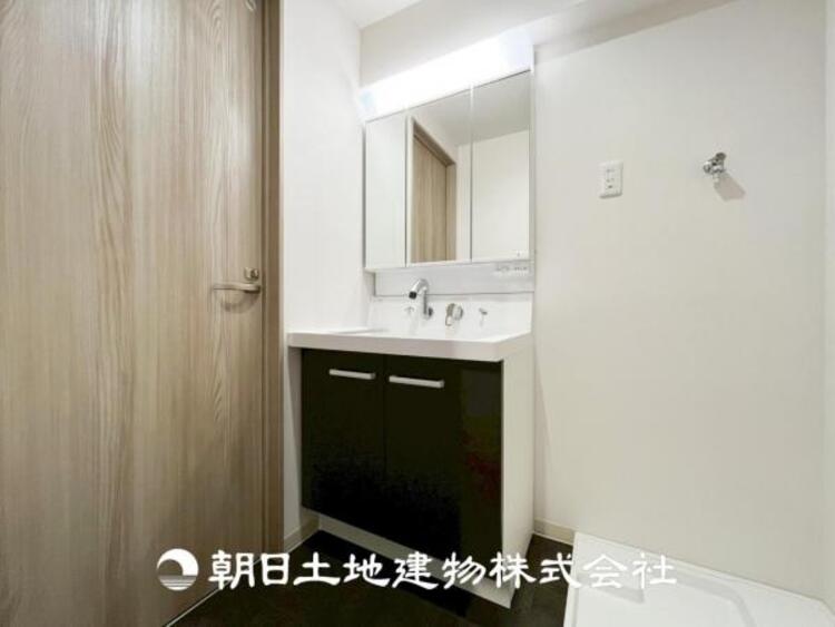 洗面 【洗面化粧台】慌ただしい1日が始まり、充実した1日の終わりを締めくくる洗面所。快適に過ごせることはもちろん、収納や機能性を兼ね備えた洗面化粧台です。快適に過ごせることはもちろん、収納や機能性を兼ね備えた洗面化粧台です。