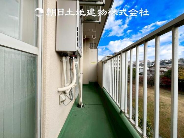 バルコニー 【バルコニー】広々としたバルコニースペース。日々のお洗濯もはかどります。陽当たりの良いバルコニー。お洗濯も良く乾きます。