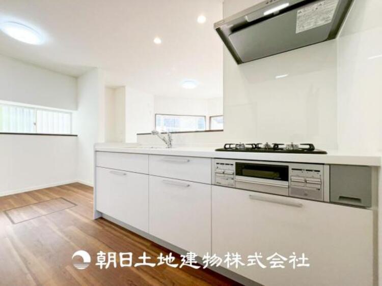 キッチン 【キッチン】シンプルで使いやすいデザインにこだわったキッチン。プライベートスペースを彩るインテリアとしての美しさと、快適な日常を支える機能性と強さがひとつになった自慢のキッチンです。