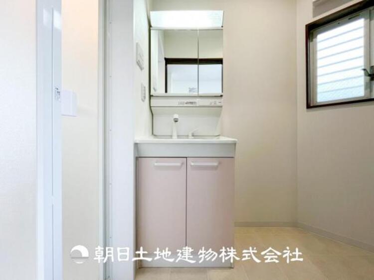 洗面 【洗面化粧台】広々とした洗面台は、日々の身だしなみチェックや歯磨きなど、朝の慌ただしい時間でも心に余裕とゆとりを作ってくれます。今日も１日頑張ろう。そう思える場所でありたいと思っています。