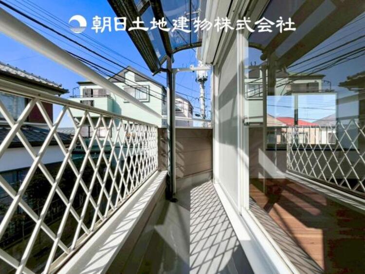 バルコニー 【バルコニー】温かい太陽を感じる事ができるのは、目の前に遮るものが無いから。彼方に広がる風景が絵画のように広がります。