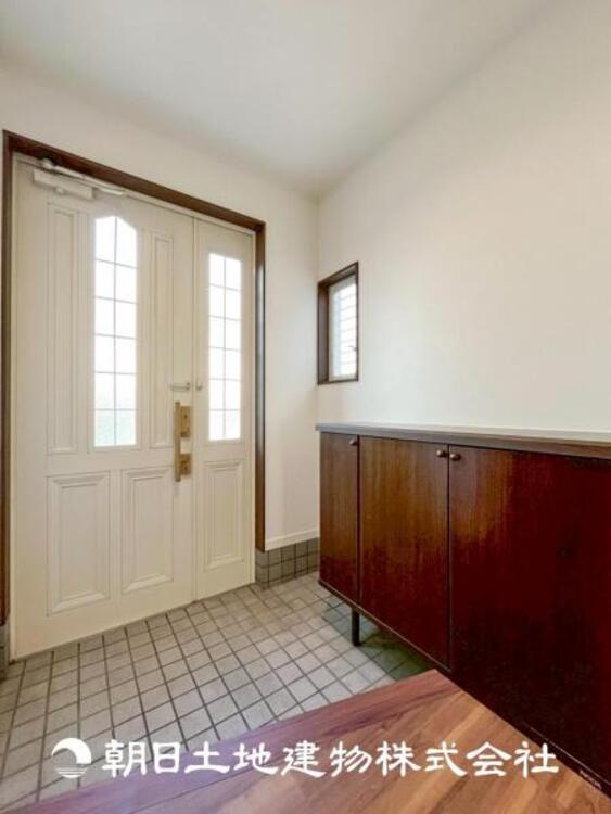 その他 【玄関】高級感漂う玄関と廊下。大好きなご家族の帰り、遊びに来てくれる友人を優しく迎える・優しさに満ちた生活空間を演出します。ハッピーな生活を予感させます。