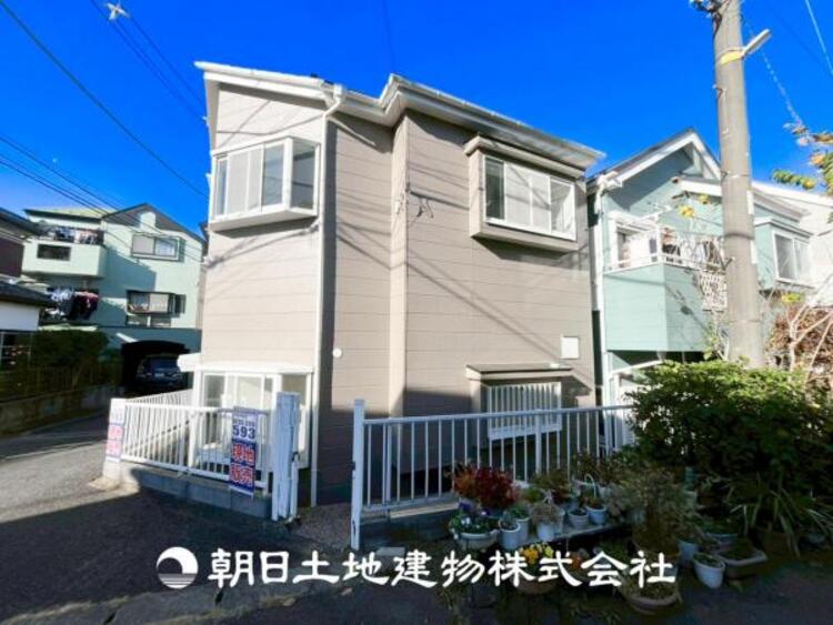 外観 【外観写真】目の前に手を伸ばせば、触ることが出来そうな環境が、そのままインテリアになったような印象です。その豊かな眺望にふさわしい空間には、通風・採光にも優れ、心地よい光と風があふれています。