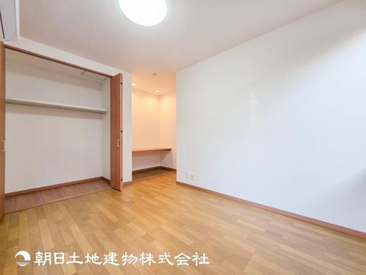 内装 【洋室】爽やかな空間演出とセンス良く纏められた室内は寛ぎ空間でなければなりません。妥協せずにまとめ上げました。