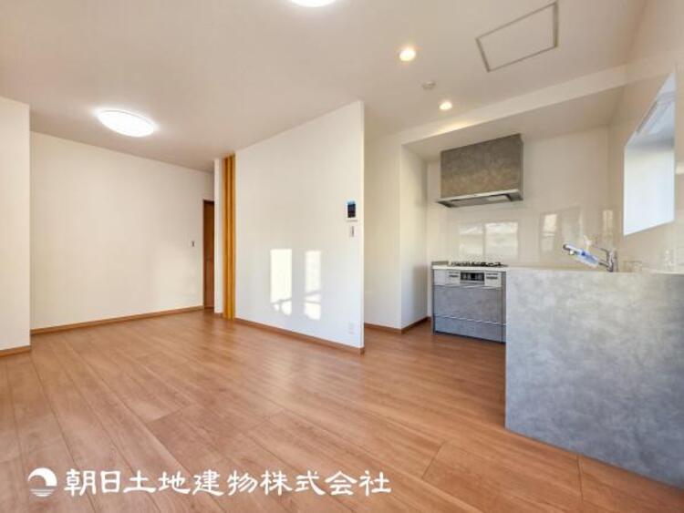 居間 【リビング】開放的で明るい空間が広がるLDK。リビングには潤沢な太陽が降り注ぎ、爽やかな住空間を演出できます