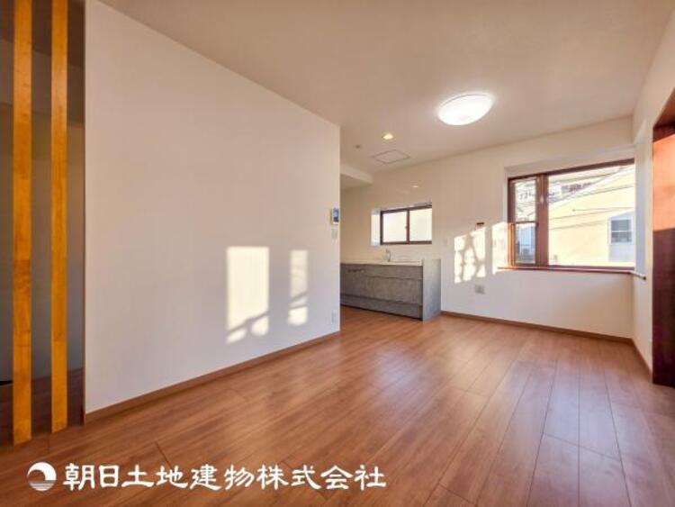 居間 【リビング】リビングにはみんなが集い食事や楽しい会話でついつい時を忘れてしまう。そんな束の間の幸せを感じさせてくれる場所