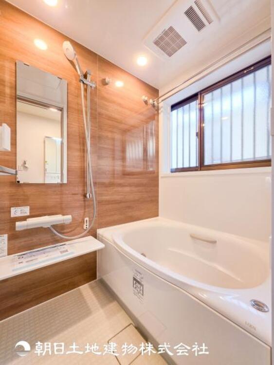 風呂 【浴室】1日の疲れを癒すバスタイム。心地よいリラックスを叶える独立した美しい空間です。心からゆったりと寛いでいただけます