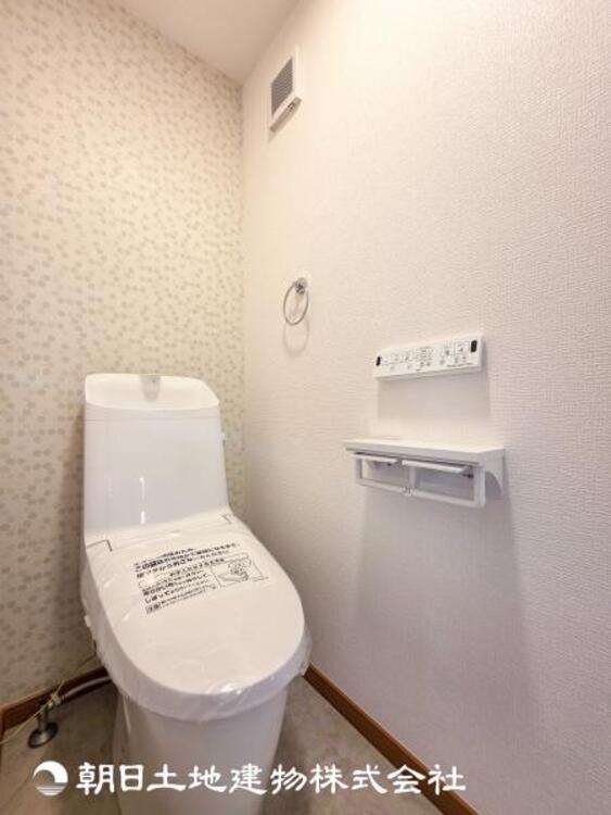 トイレ 【トイレ】家族みんなが毎日使う場所だから。お掃除がしやすい方はいい。汚れをふき取り易いフロアと壁紙をチョイス致しました