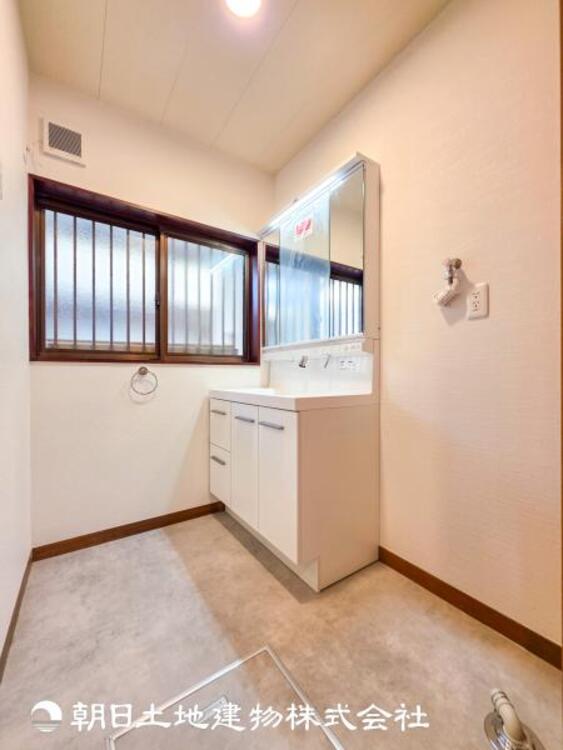 洗面 【洗面化粧台】落ち着いた清潔感のある空間は、身だしなみチェックや肌のお手入れに最適です。収納も十分でゆとりを持たせます。