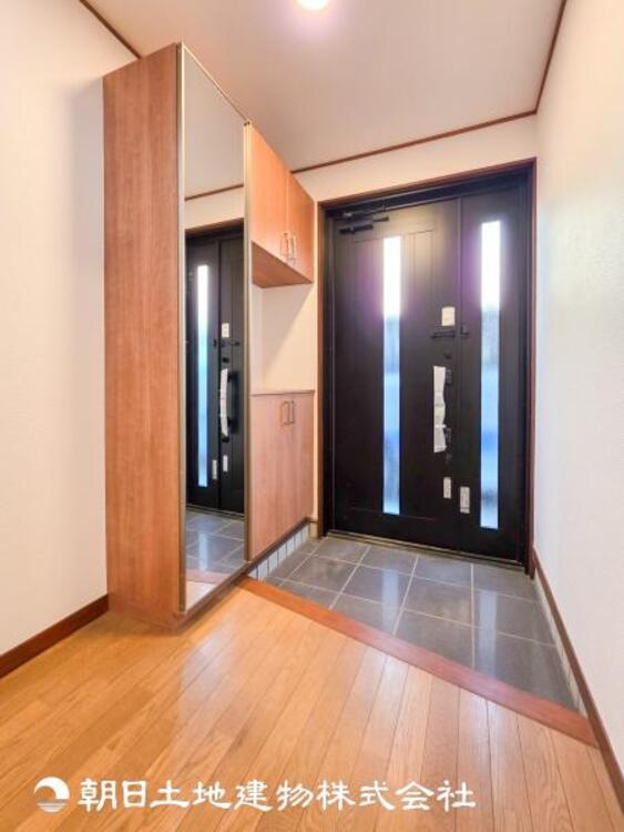 その他 【玄関】温かい空気が溢れる玄関がお出迎えする本物件。この場所には「温もり」で包み込んでくれる安心できるな空間があります。