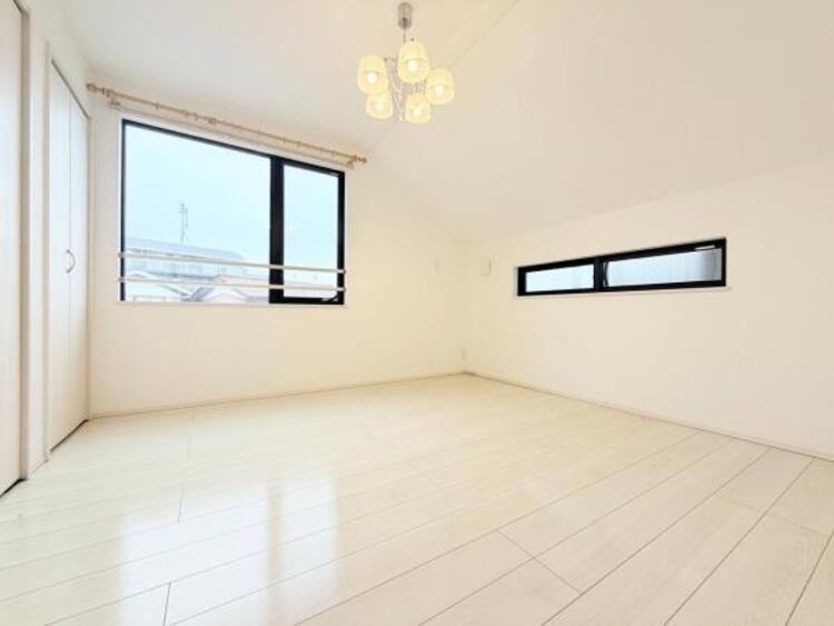 内装 ●〇採光もアクセントの一つとして。プライベートルームにはやさしい光が射し込んでいて、この明るい好みの空間で読書や音楽。充実した時間を過ごせます。日中に明りをつける必要が無い事も物件選びの大きな条件〇●