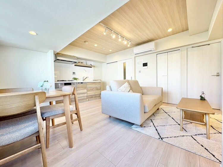 居間 忙しく過ぎゆく日常を置き去るほど、ゆったりした時間が流れるリビング。