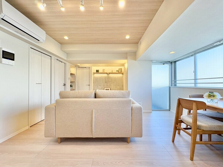 居間 飾り過ぎないシンプルな内装と偏り過ぎないデザインで統一しました。