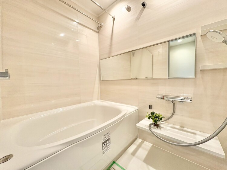 風呂 一日の疲れを癒すバスルームは、心地よいリラックスを叶える清潔感溢れる空間です。