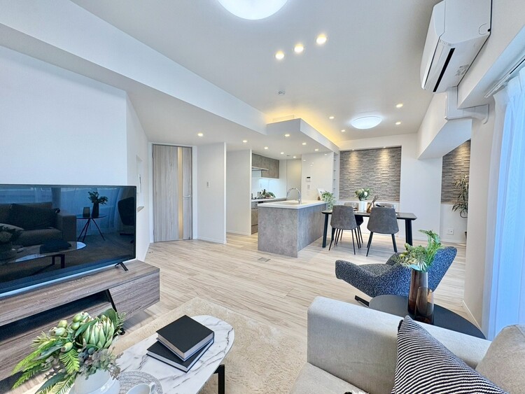 居間 居心地の良い空気感は、暮らしのステージを彩り、心からのやすらぎと満足感を与えてくれます。