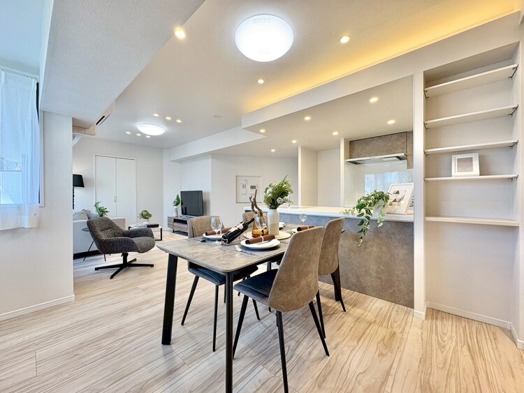 居間 飾り過ぎないシンプルな内装と偏り過ぎないデザインで統一しました。