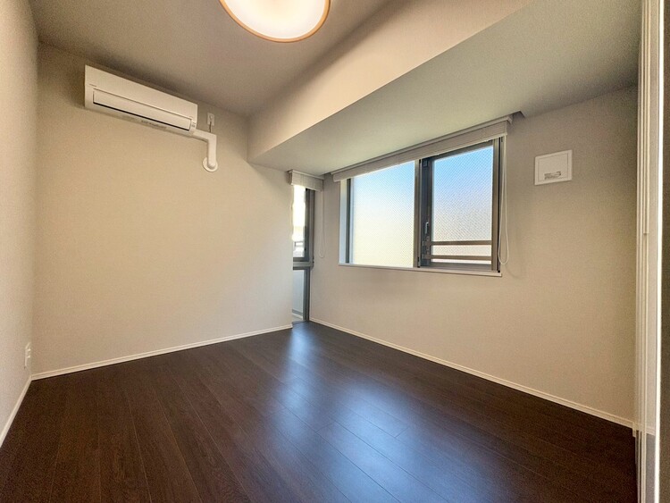 寝室 ベッドも十分に設置するスペースがあります。