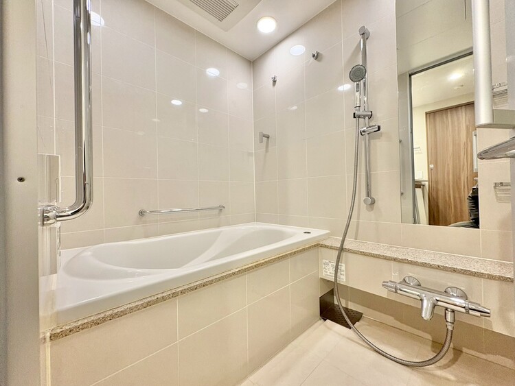 風呂 一日の疲れを癒すバスルームは、心地よいリラックスを叶える清潔感溢れる空間です。